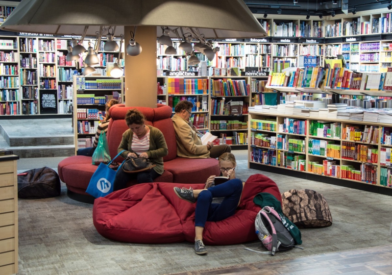 magasin-MONTFORT SUR ARGENS-min_books_bookstore_book_reader_readers_reading_shop_sale_books-849006